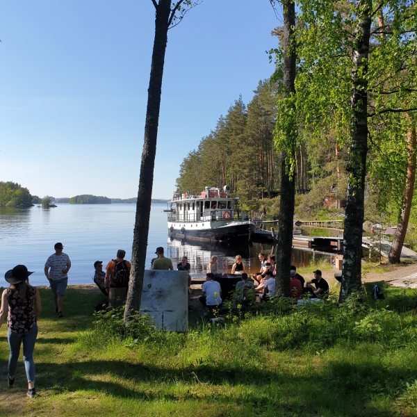 Hurja Solutions kesäpäivä työntekijät Luhastensalossa.